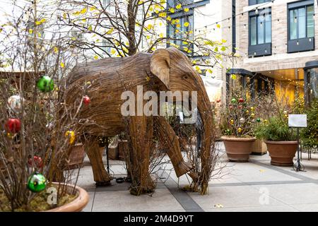 London, Großbritannien - 17. Dezember 2022, lebensgroße asiatische Elefanten aus Bambus in der Nähe eines Covent Garden Restaurants als Teil der Koexistenzkampagne. Stockfoto