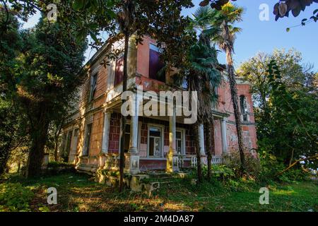 Alte verlassene Villa. Ehemaliger General Pomorsky Mansion Tsikhisdziri, Adjara, Georgia. Stockfoto