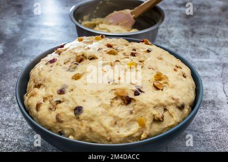 Eine Knete für einen Weihnachtsstollen auf einem Holztisch Stockfoto