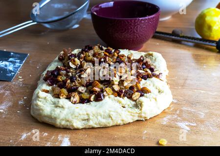 Produkte zur Herstellung eines Weihnachtsstollen auf einem Holztisch Stockfoto