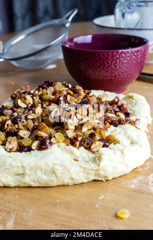 Produkte zur Herstellung eines Weihnachtsstollen auf einem Holztisch Stockfoto