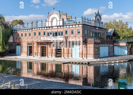 Amiens Ruwing Club Headquarters and boat Storage Building on the River Somme, Amiens, Frankreich Stockfoto