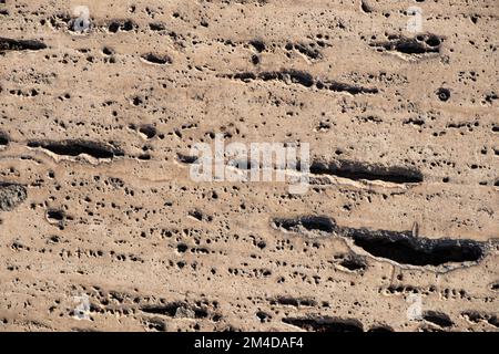 Ansicht einer abstrakten Steintextur. Die Konsistenz von verwitterten Steinfliesen. Stockfoto