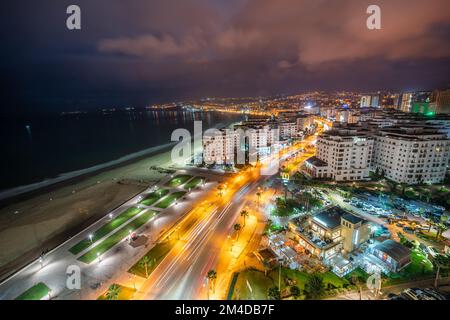 Panoramablick über die Gebäude in der Innenstadt von Tanger bei Nacht Stockfoto