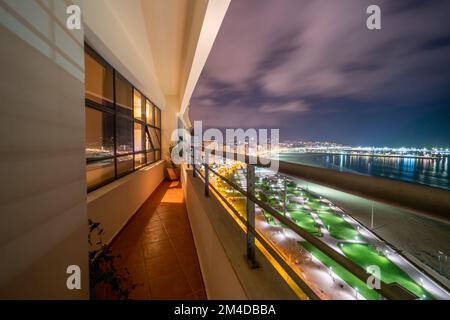 Panoramablick über die Gebäude in der Innenstadt von Tanger bei Nacht Stockfoto