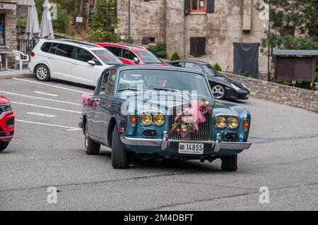 Rolls-Royce Silver Shadow, dekoriert für eine Hochzeit, Basilika Sanctuary of Meritxell, Andorra Stockfoto