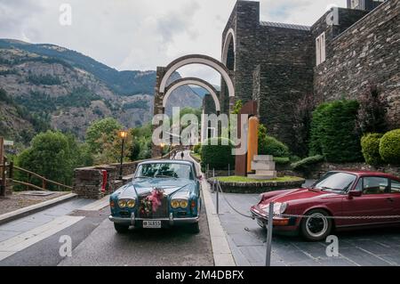 Rolls-Royce Silver Shadow, dekoriert für eine Hochzeit, Basilika Sanctuary of Meritxell, Andorra Stockfoto