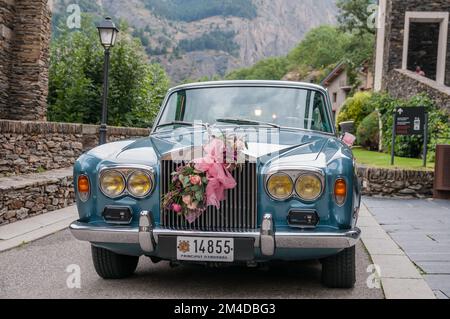 Rolls-Royce Silver Shadow, dekoriert für eine Hochzeit, Basilika Sanctuary of Meritxell, Andorra Stockfoto