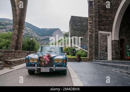 Rolls-Royce Silver Shadow, dekoriert für eine Hochzeit, Basilika Sanctuary of Meritxell, Andorra Stockfoto