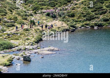 Panoramablick, Estany Primer, mit einer Gruppe von Personen, Ordino Arcalis, Andorra Stockfoto