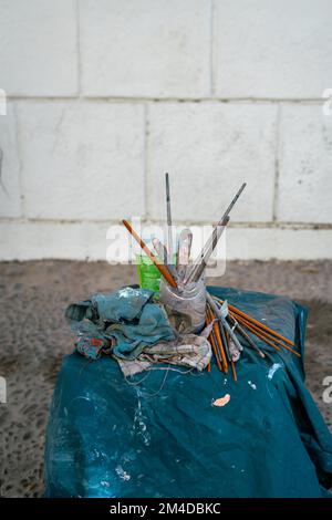 Ein Haufen kreativer Pinsel in einer Plastikflasche draußen, Stockfoto