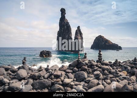 Blick auf den Strand mit steinkronen und dunklen felsigen Inseln der Ribeira da Janela, Insel Madeira, Portugal Stockfoto