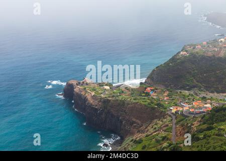 Blick aus der Vogelperspektive auf die Küstenlandschaft von Faial, einer zivilen Gemeinde in der madeirischen Gemeinde Santana. Insel Madeira, Portugal Stockfoto