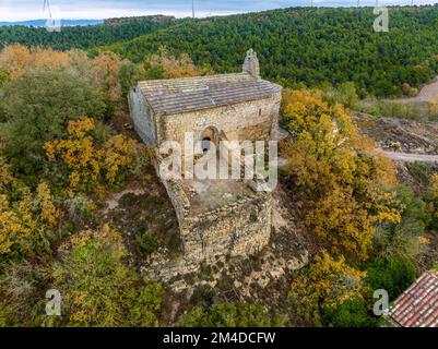 Die Kirche Sant Pere de Sabella Tarragona ist im romanischen Stil von Conesa, sie befindet sich in der Nähe von El Bosquet und der Fontde la Masia Quelle, datiert auf Stockfoto