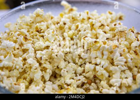 Gekochtes Popcorn in einer Glasschüssel, Nahaufnahme von oben Stockfoto