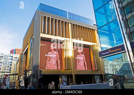 Burberry-Bekleidung elektronische Anzeige auf der Außenfassade der Charing Cross Road Soho London UK KATHY DEWITT Stockfoto