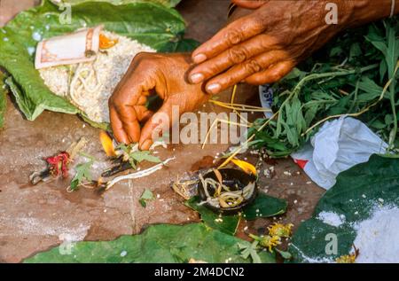 Viele kleine Rituale gehören zu den Betenden Ritual für die gute Reinkarnation eines verstorbenen Person Stockfoto