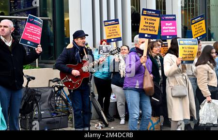 NHS-Krankenschwestern schlagen Streikposten vor dem Eingang des Bristol Krankenhauses, Bristol und Weston NHS Foundation Trust Stockfoto