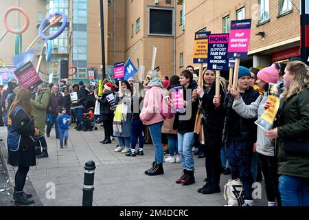 NHS-Krankenschwestern schlagen Streikposten vor dem Eingang des Bristol Krankenhauses, Bristol und Weston NHS Foundation Trust Stockfoto