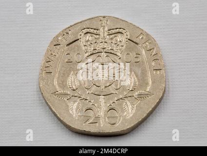 Der Alte benutzte britische 20-Pence-Münze, 2005 Nahaufnahme gegen Weiß. Stockfoto