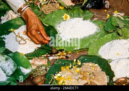 Viele kleine Rituale gehören zu den Betenden Ritual für die gute Reinkarnation eines verstorbenen Person Stockfoto