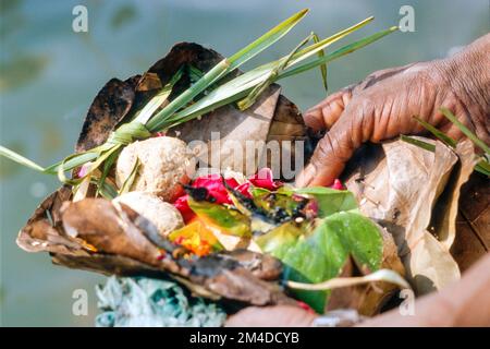 Viele kleine Rituale gehören zu den Betenden Ritual für die gute Reinkarnation eines verstorbenen Person Stockfoto