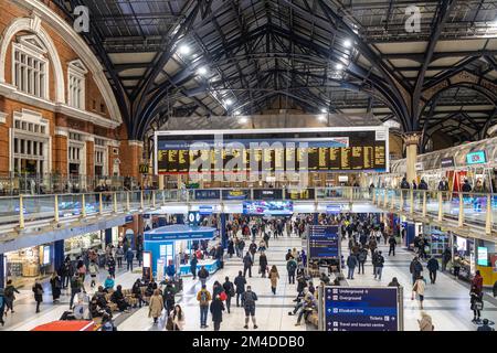 London England - 17. Februar 2022: Eine geschäftige Bahnhofshalle an der Londoner Station Liverpool Street mit einer Menge Menschen, die ihren Zug erreichen wollen. Stockfoto