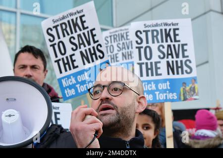 London, Großbritannien. Dezember 2022. Dr. Andrew Meyerson ein Londoner A&E-Arzt spricht für Streikkrankenschwestern. Eine Solidaritätskundgebung des NHS und ein marsch wurden abgehalten, als Krankenschwestern Streiks in einem Streit um Bezahlung und Patientensicherheit unternahmen und Krankenwagen-Mitarbeiter morgen weggingen. Mitarbeiter des Gesundheitswesens und Unterstützer zahlreicher Organisationen marschierten vom University College Hospital (UCLH) zur Downing Street. Quelle: Eleventh Photography/Alamy Live News Stockfoto