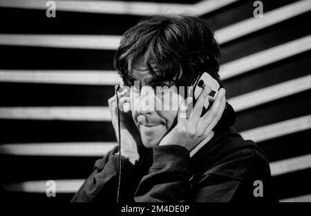 Foto von John Angerson. Sänger der Specials Terry Hall 1953-2022. Fotografiert während der Aufnahme von „Dream a Little Dream“ für das war Child Album „Help“. Goldhawk Aufnahmestudio, London. Stockfoto