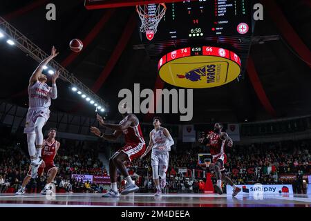 Colbey Ross #4 von Pallacanestro Varese OpenJobMetis in Aktion während der LBA Lega Basket Ein reguläres Saisonspiel 2022/23 zwischen OpenJobMetis Varese und Pallacanestro Trieste in der Enerxenia Arena, Varese, Italien, am 18. Dezember 2022 Stockfoto