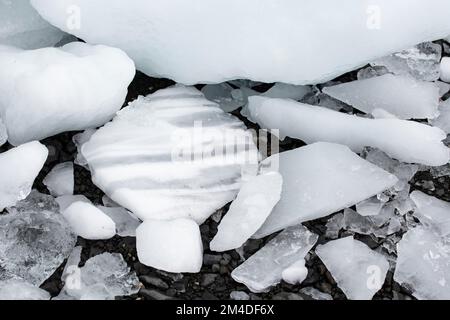 Antarktis, Vega-Insel, auch bekannt als Teufelsinsel. Nahaufnahme von gemahlenen Eisbergen. Stockfoto