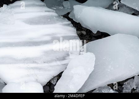 Antarktis, Vega-Insel, auch bekannt als Teufelsinsel. Nahaufnahme von gemahlenen Eisbergen. Stockfoto