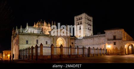 Fotografía Panorámica nocturna de la catedral de Zamora, España Stockfoto