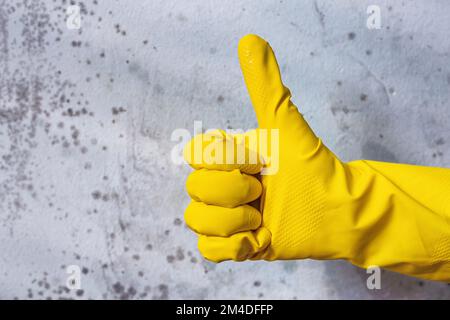 Konzept der Reinigung der Wände von Flecken von toxischem Schimmel und Pilzbakterien, Beseitigung von Schimmelproblemen im Innenbereich Stockfoto