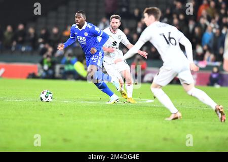 Boubakary Soumare (42 Leicester City) kontrolliert den Ball während des Carabao Cup 4.-Runde-Spiels zwischen MK Dons und Leicester City im Stadium MK, Milton Keynes, am Dienstag, den 20.. Dezember 2022. (Kredit: Kevin Hodgson | MI News) Kredit: MI News & Sport /Alamy Live News Stockfoto