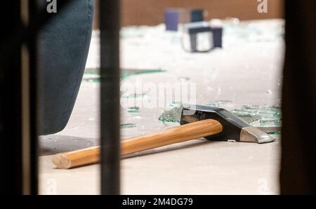 Hamburg, Deutschland. 20.. Dezember 2022. Ein Hammer liegt auf dem Boden nach einem Überfall in einem Juwelierladen in Neustadt. Mehrere Täter haben den Laden am Abend ausgeraubt und Schmuck und Uhren im Wert von mehreren Millionen genommen. Kredit: Daniel Bockwoldt/dpa/Alamy Live News Stockfoto