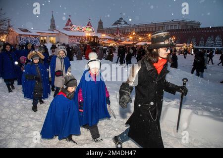 Moskau, Russland. 18.. Dezember 2022. Die Leute nehmen an einer musikalischen Exkursion durch Moskau mit dem Uhrmacher auf dem Roten Platz in Moskau, Russland, Teil Stockfoto