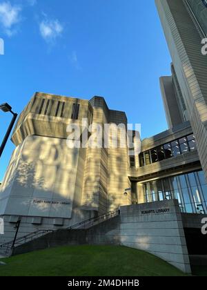 Die Thomas Fisher Rare Book Library vor einem blauen Himmel Stockfoto