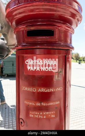 Roter Briefkasten in Buenos Aires, Argentinien, mit Aufkleber, der „Briefe für den Weihnachtsmann“ ankündigt Stockfoto