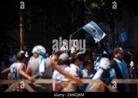 Buenos Aires, Argentinien. 20.. Dezember 2022. Fußball, Weltmeisterschaft: Nach der Ankunft des Weltmeisters Argentinien zu Hause winken Fußballfans mit argentinischen Flaggen, während sie auf die argentinische Fußballmannschaft im Stadtzentrum warten. Kredit: Alejo Manuel Avila/dpa/Alamy Live News Stockfoto