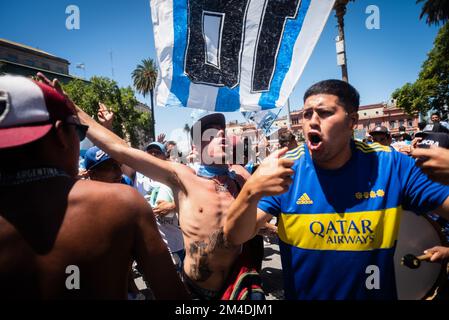 Buenos Aires, Argentinien. 20.. Dezember 2022. Fußball, Weltmeisterschaft: Nach der Ankunft des Weltmeisters Argentinien zu Hause singen Fußballfans, während sie auf die argentinische Fußballmannschaft am Plaza de Mayo warten. Kredit: Alejo Manuel Avila/dpa/Alamy Live News Stockfoto