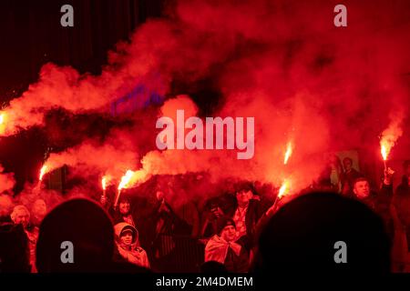 Zagreb, Kroatien – 18.. Dezember 2022: Kroatische Fußballnationalmannschaft-Fans feiern Bronzemedaille auf den Straßen von Zagreb, Kroatien Stockfoto