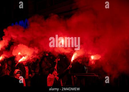 Zagreb, Kroatien – 18.. Dezember 2022: Kroatische Fußballnationalmannschaft-Fans feiern Bronzemedaille auf den Straßen von Zagreb, Kroatien Stockfoto