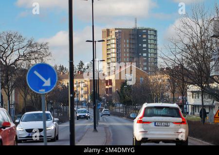 Motala Schweden Januar 2022 Stadtgebiet Motala mit Wohngebäuden und Wohngebieten. Örtliche Busse und Kreisverkehre Stockfoto