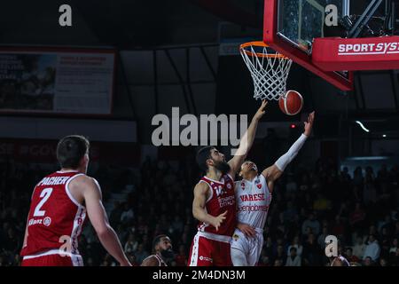 Colbey Ross #4 von Pallacanestro Varese OpenJobMetis in Aktion während der LBA Lega Basket Ein reguläres Saisonspiel 2022/23 zwischen OpenJobMetis Varese und Pallacanestro Trieste in der Enerxenia Arena, Varese, Italien, am 18. Dezember 2022 Stockfoto