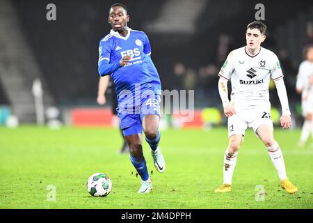 Boubakary Soumare (42 Leicester City) kontrolliert den Ball während des Carabao Cup 4.-Runde-Spiels zwischen MK Dons und Leicester City im Stadium MK, Milton Keynes, am Dienstag, den 20.. Dezember 2022. (Kredit: Kevin Hodgson | MI News) Kredit: MI News & Sport /Alamy Live News Stockfoto