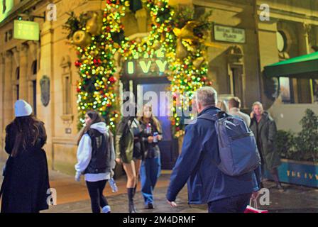 Glasgow, Schottland, Vereinigtes Königreich 20. Dezember 2022. Das Ivy Restaurant 106 Buchanan St, Glasgow G1 2NB Weihnachtseinkäufe und Messen schmeckten die Nachtstraßen der Stadt. Buchanan Street, die stilvolle Einkaufshauptstadt Schottlands. Credit Gerard Ferry/Alamy Live News Stockfoto