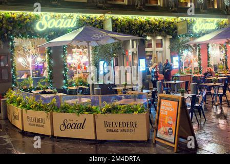 Glasgow, Schottland, Vereinigtes Königreich 20. Dezember 2022. Das Social Cafe 27 Royal Exchange Square, Glasgow G1 3AJ Weihnachtseinkäufe und Messen schmeckten die Nachtstraßen der Stadt. Buchanan Street, die stilvolle Einkaufshauptstadt Schottlands. Credit Gerard Ferry/Alamy Live News Stockfoto