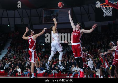 Colbey Ross #4 von Pallacanestro Varese OpenJobMetis in Aktion während der LBA Lega Basket Ein reguläres Saisonspiel 2022/23 zwischen OpenJobMetis Varese und Pallacanestro Trieste in der Enerxenia Arena, Varese, Italien, am 18. Dezember 2022 Stockfoto