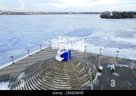 Großer Eisbär steht im Winter auf der Straße der Stadt, festliches Spielzeug. Die Leute gehen unter Weihnachtsdekorationen und Installationen. Dnipro, Ukraine 2022-01-02 Stockfoto